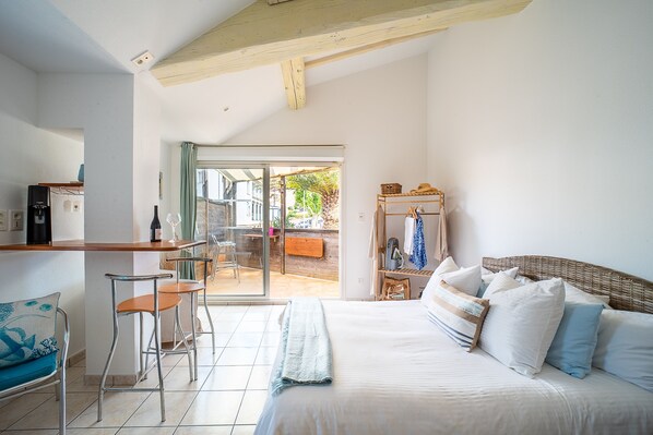 Iron/ironing board, free WiFi, bed sheets