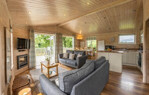 TV, DVD player - Dog friendly Kingfisher Lodge Riverdale located in Yorkshire (West Tanfield - Ripon)