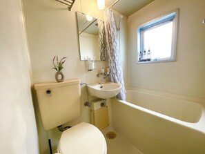 Sèche-cheveux, serviettes fournies, savon, papier toilette