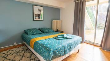 9 bedrooms, desk, iron/ironing board, travel crib