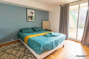 9 室のベッドルーム、デスク、アイロン / アイロン台、旅行用ベビーベッド