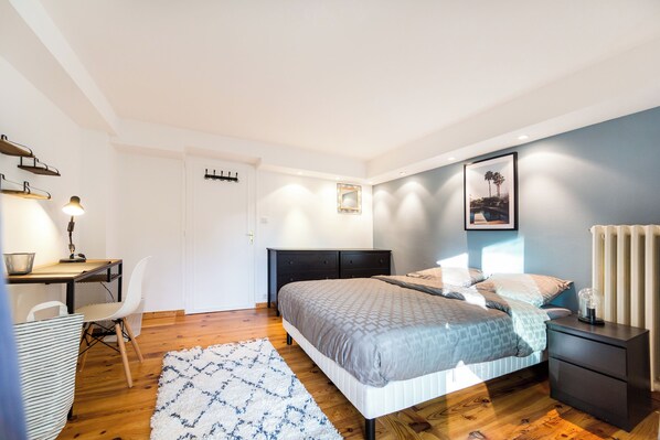 9 bedrooms, iron/ironing board, WiFi, bed sheets