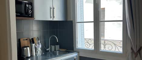 Réfrigérateur, micro-ondes, plaque de cuisson, cafetiÚre/bouilloire