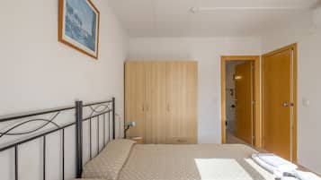 1 slaapkamer, een strijkplank/strijkijzer, wifi, beddengoed