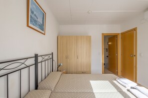 1 habitación, tabla de planchar con plancha, wifi y ropa de cama 