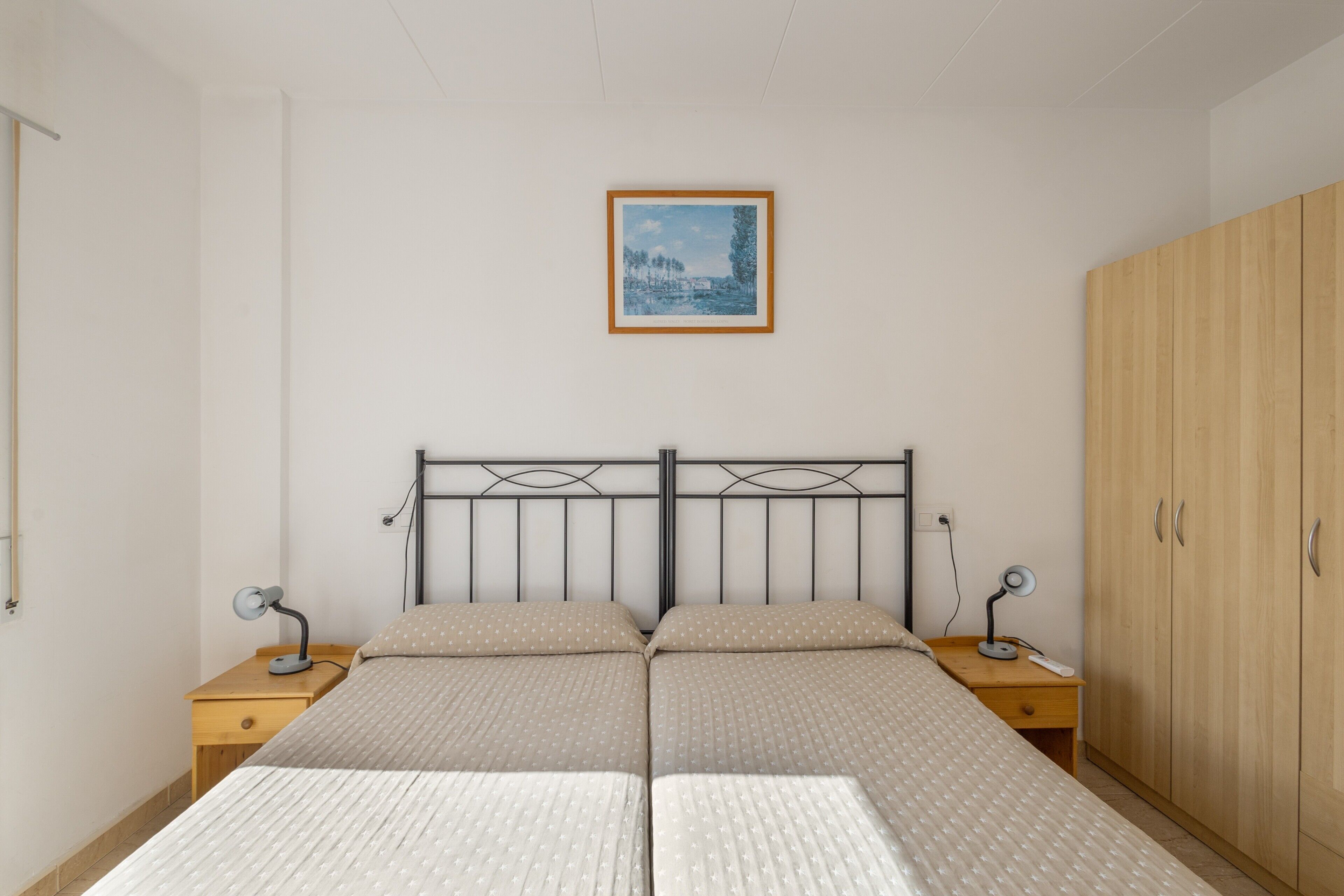 1 dormitorio, tabla de planchar con plancha, wifi y ropa de cama