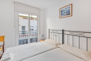 1 dormitorio, tabla de planchar con plancha, wifi y ropa de cama