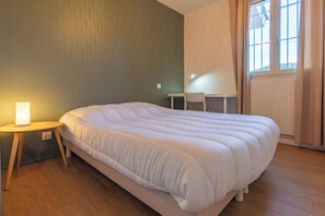 4 bedrooms, iron/ironing board, WiFi, bed sheets