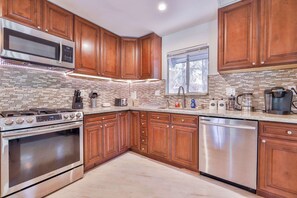 Kjøleskap, mikrobølgeovn, ovn og kokeplater