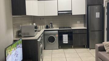 Refrigerador, microondas, horno y parrilla de estufa