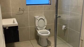 Toallas, jabón, papel de baño