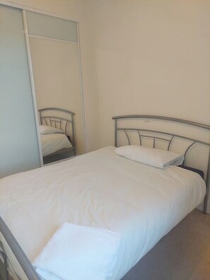 3 slaapkamers, een strijkplank/strijkijzer, wifi, beddengoed