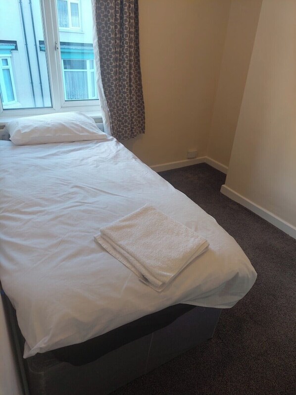 Tabla de planchar con plancha, wifi y ropa de cama