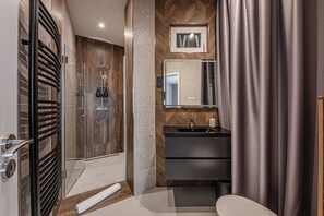 Ducha, secador de pelo, toallas, jabón