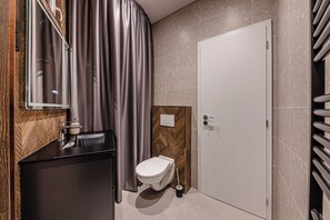 Douche, sèche-cheveux, serviettes fournies, savon
