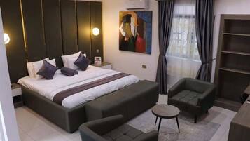 Familienzimmer, Balkon, Stadtblick | Schreibtisch, laptopgeeigneter Arbeitsplatz, Verdunkelungsvorhänge