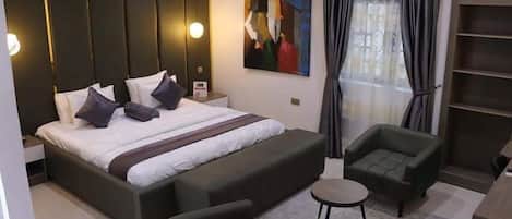 Habitación familiar, balcón, vista a la ciudad | Escritorio, espacio para trabajar con laptop y cortinas blackout