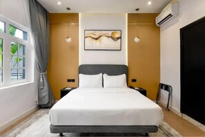 Quarto família, sacada, vista para a cidade | Escrivaninha, espaço de trabalho para notebook, cortinas blackout