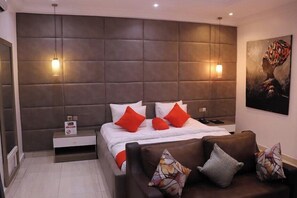 Habitación familiar, balcón, vistas a la ciudad | Escritorio, espacio para trabajar con un portátil, cortinas opacas