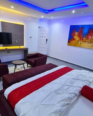 Habitación familiar, balcón, vistas a la ciudad | Escritorio, espacio para trabajar con un portátil, cortinas opacas