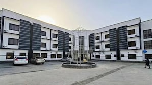 Een binnenplaats met een centrale fontein, omringd door een gebouw met meerdere verdiepingen en balkons.