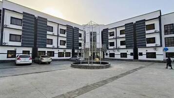 Vista frontal de la propiedad