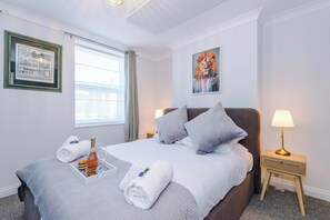 3 habitaciones, escritorio, tabla de planchar con plancha y wifi 