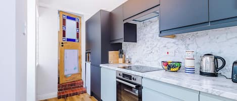 Frigorifero, microonde, forno, piano cottura