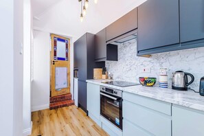 冷蔵庫、電子レンジ、オーブン、コンロ