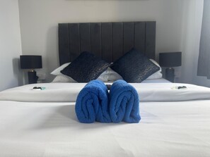 Comfort Double Room | Free WiFi - 100 Pipers Hotel (Blackpool)