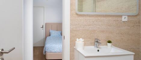 تجهيزات دش، مجففات شعر، مناشف