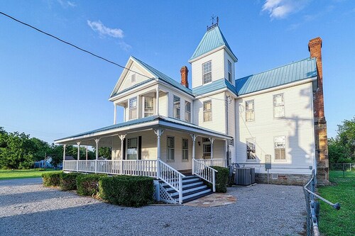 Spacious 4-Bedroom Historical Home w/modern comforts in Old Town McAlester, OK.