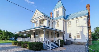 Spacious 4-Bedroom Historical Home w/modern comforts in Old Town McAlester, OK.