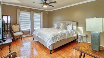 4 bedrooms, iron/ironing board, WiFi, bed sheets