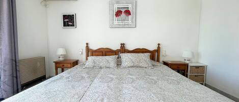 1 chambre, ameublement personnalisé, fer et planche à repasser