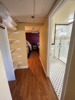 Superior Suite, 1 Queen Bed, Non Smoking, Kitchenette | Bathroom | Shower, free toiletries, hair dryer, towels - Boutique Retreat in Wine & Gold Country (Placerville)