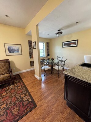 Superior Suite, 1 Queen Bed, Non Smoking, Kitchenette | In-room dining