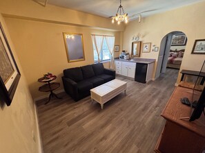 Familiesuite, 1 kingsize-seng med sovesofa, ikke-røyk, tekjøkken | Eget tekjøkken | Kjøleskap, mikrobølgeovn og kaffetrakter/tekoker