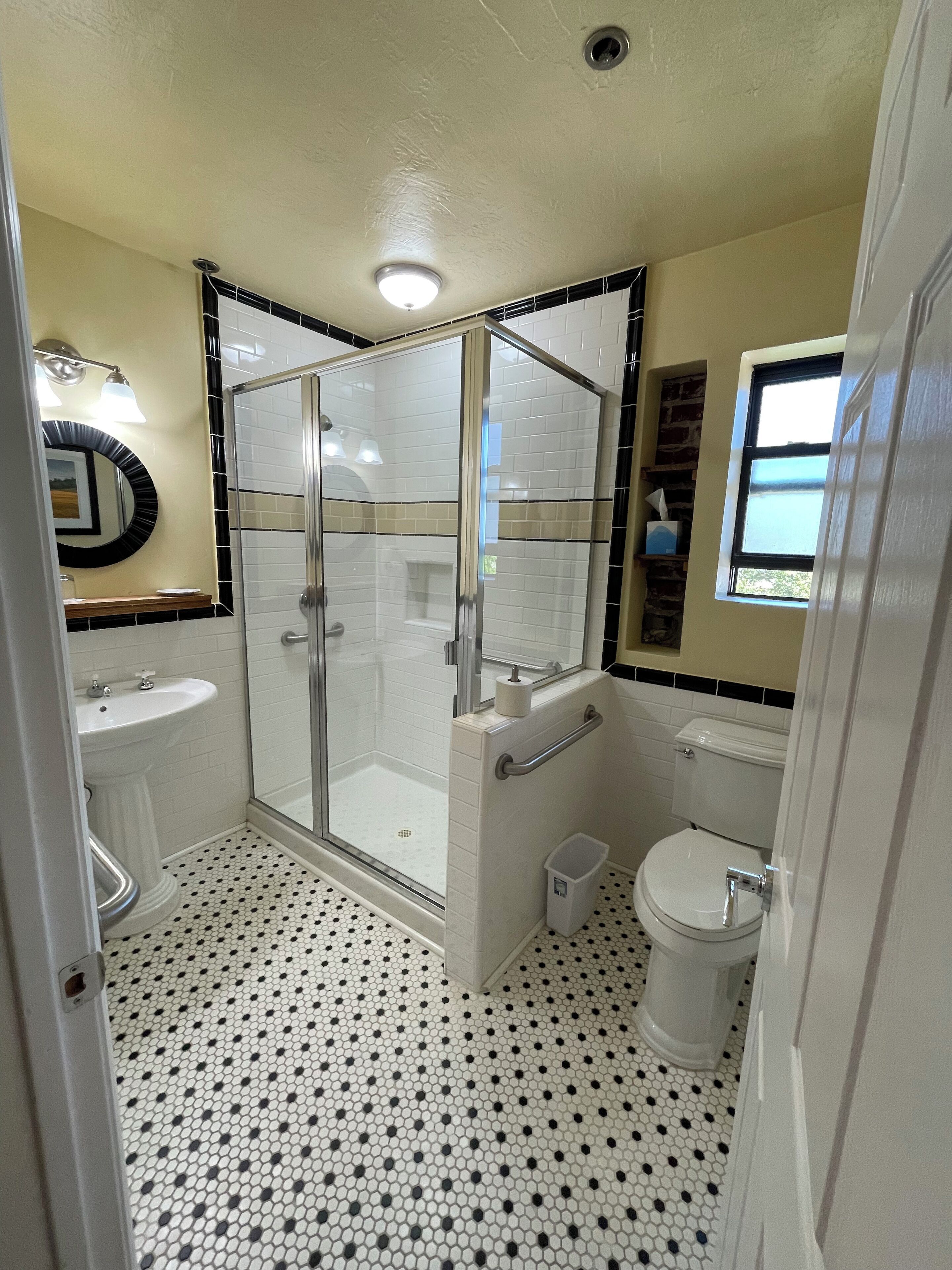 Superior Suite, 1 Queen Bed, Non Smoking, Kitchenette | Bathroom
