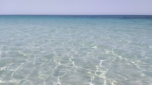 Clear shallow water with a view of the horizon. - Holiday Home 'La Piazzetta' with Wi-Fi and Air Conditioning (Marsala)