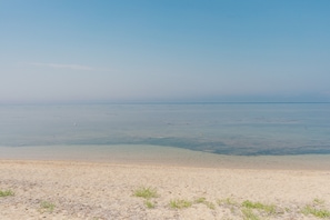 Une plage à l’eau claire et au rivage sablonneux.