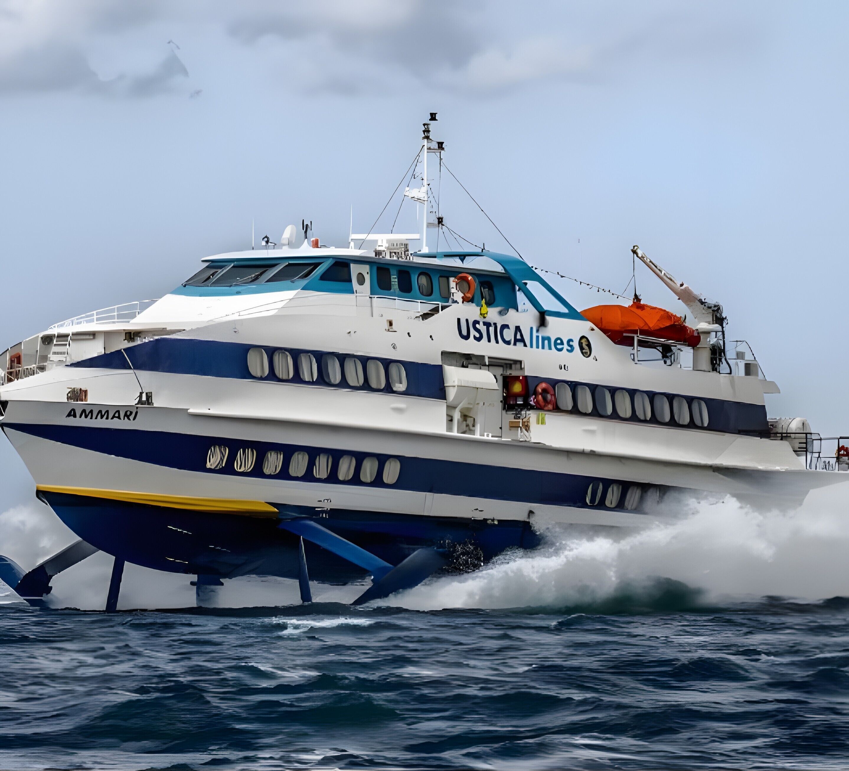 Uma grande balsa com a marcação 'USTICA lines', equipada com um bote salva-vidas e uma grua, navegando na água.
