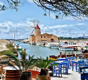Outdoor dining - Holiday Home 'La Piazzetta' with Wi-Fi and Air Conditioning (Marsala)