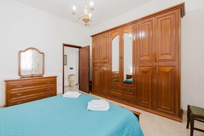 2 bedrooms, iron/ironing board, WiFi, bed sheets - Holiday Home 'La Piazzetta' with Wi-Fi and Air Conditioning (Marsala)