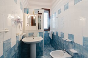Shower, hair dryer, towels - Holiday Home 'La Piazzetta' with Wi-Fi and Air Conditioning (Marsala)