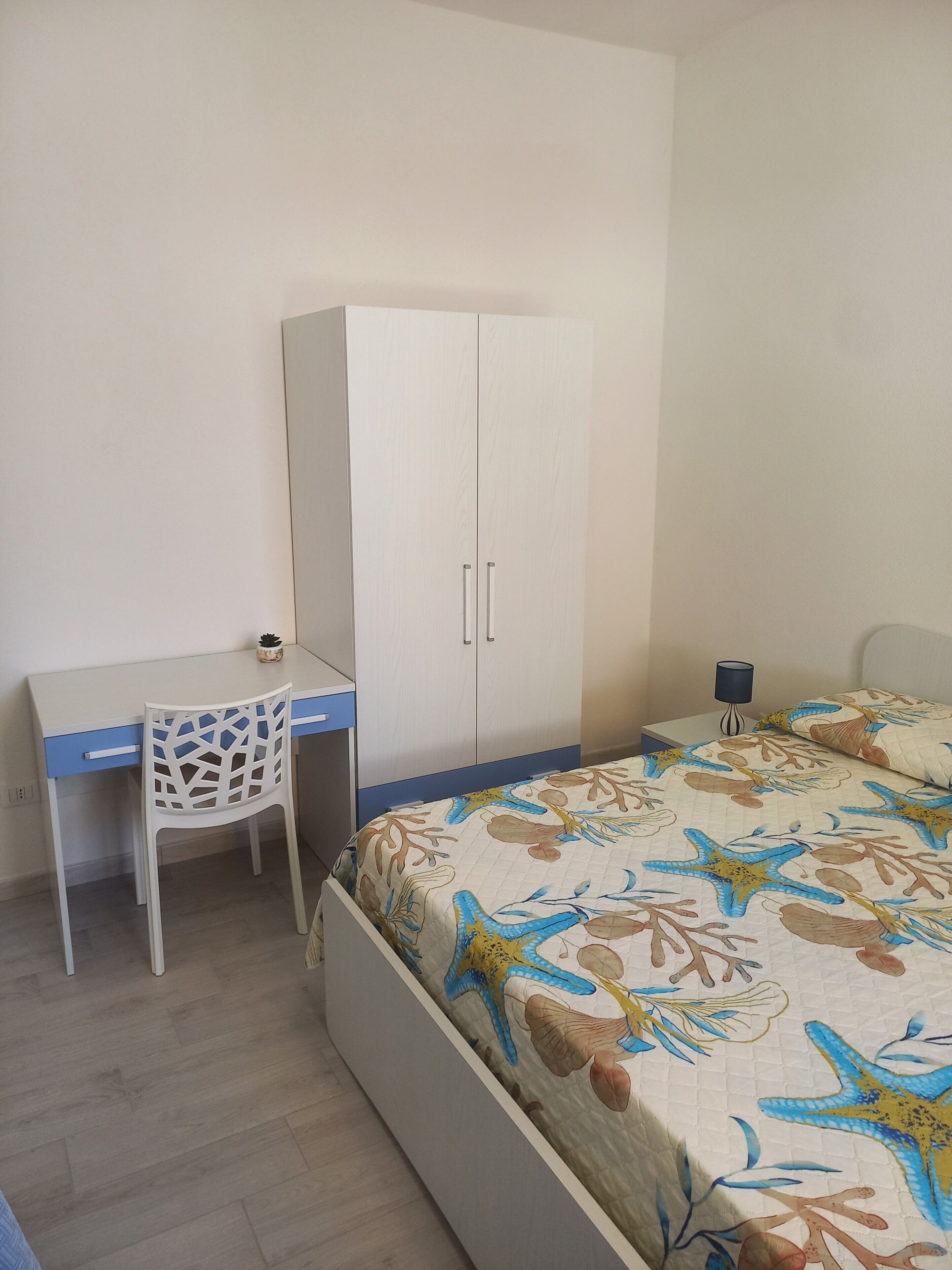 1 bedroom, bed sheets