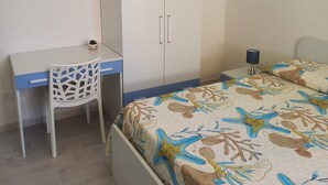 A bedroom with a bed, a desk, and a chair. - Holiday Home 'Casa Damari-Beachfront' with Sea View and Private Terrace (Petrosino)
