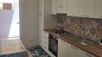 Frigorifero, microonde, forno, piano cottura