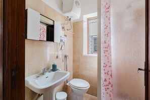 Regadera, secadora de cabello, toallas 