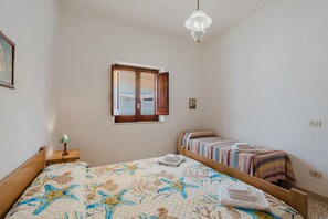 1 bedroom, bed sheets